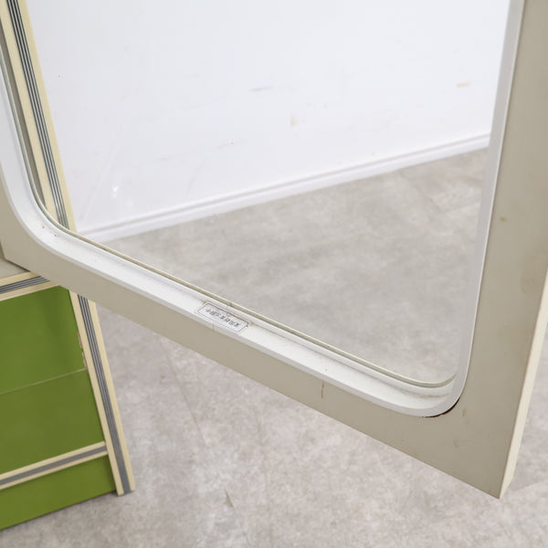 グリーンカラーがレトロ可愛いガラス扉キャビネット