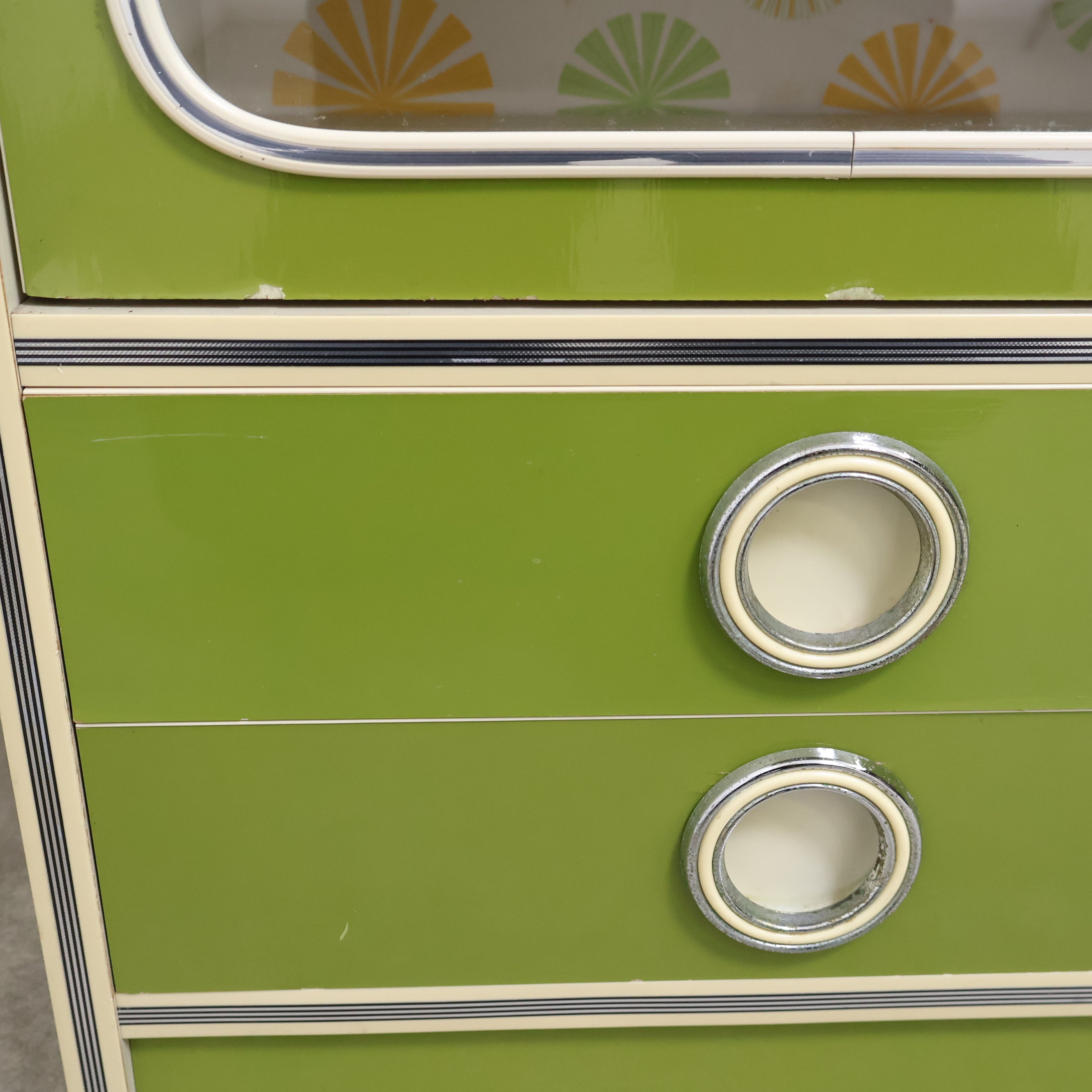 グリーンカラーがレトロ可愛いガラス扉キャビネット – バナル