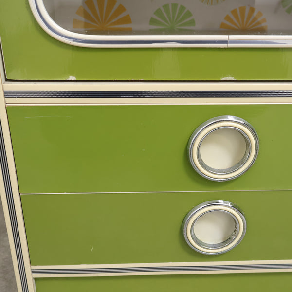 グリーンカラーがレトロ可愛いガラス扉キャビネット