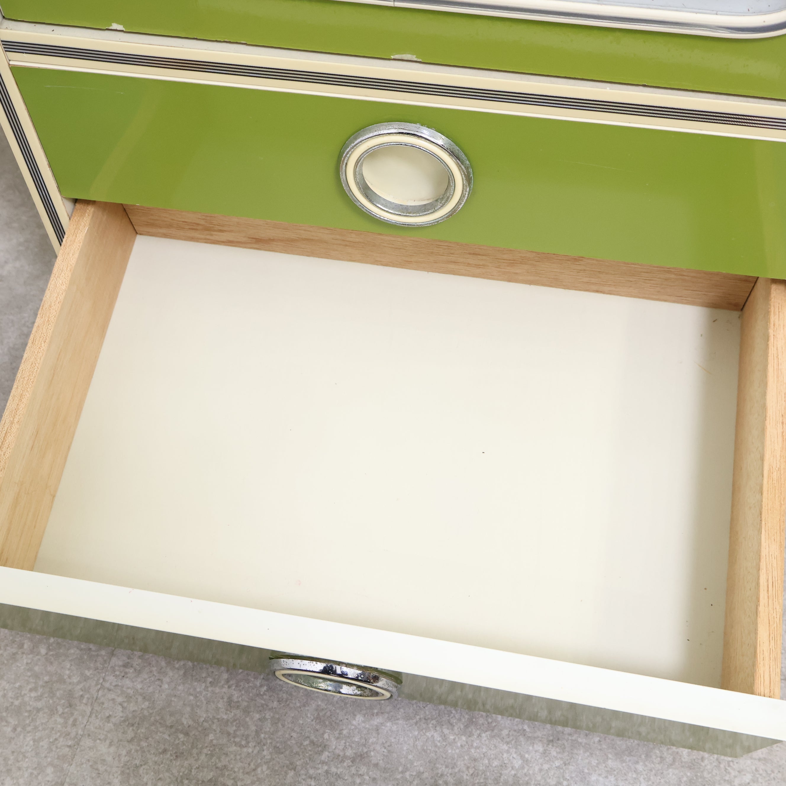 グリーンカラーがレトロ可愛いガラス扉キャビネット – バナル