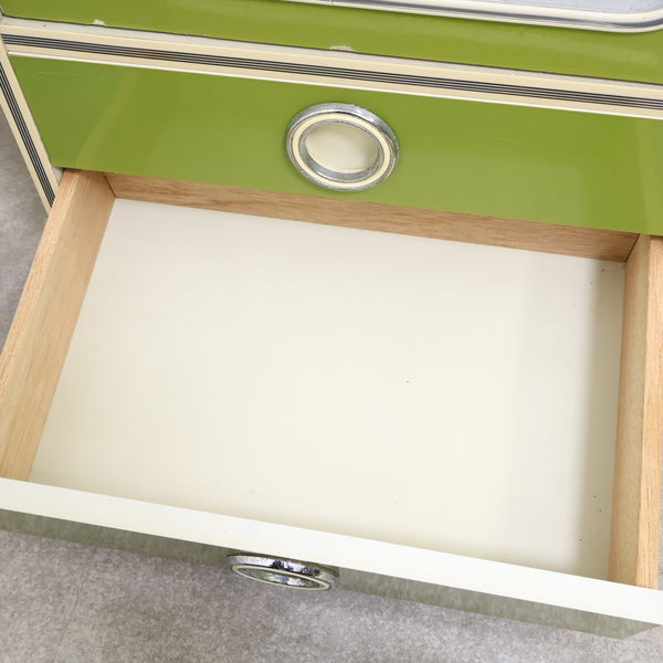 グリーンカラーがレトロ可愛いガラス扉キャビネット