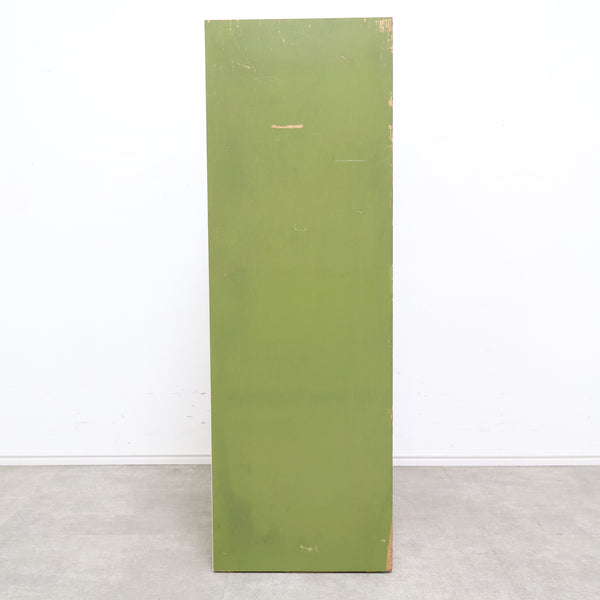 グリーンカラーがレトロ可愛いガラス扉キャビネット