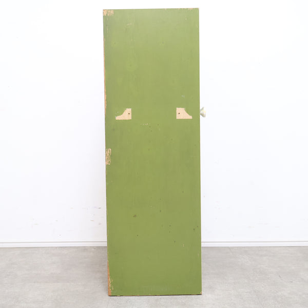 グリーンカラーがレトロ可愛いガラス扉キャビネット