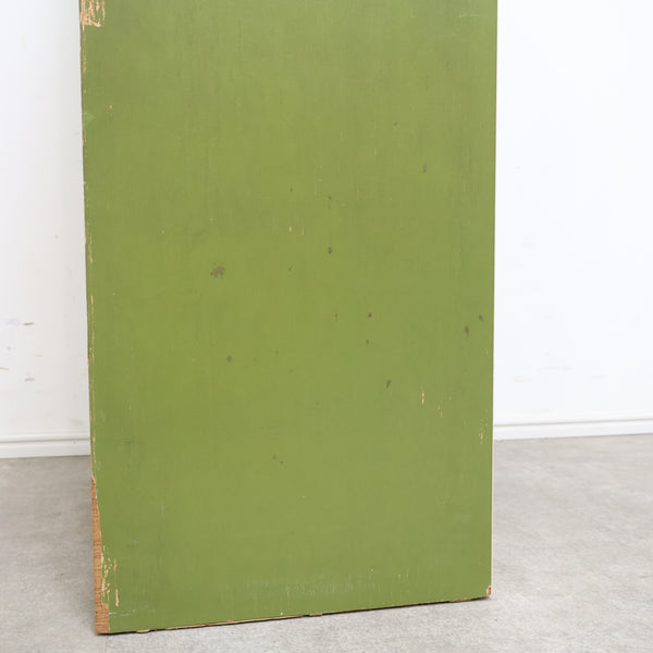 グリーンカラーがレトロ可愛いガラス扉キャビネット