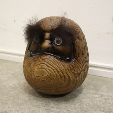 ふわふわ眉毛のだるまの貯金箱