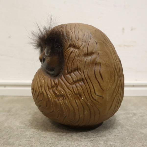 ふわふわ眉毛のだるまの貯金箱