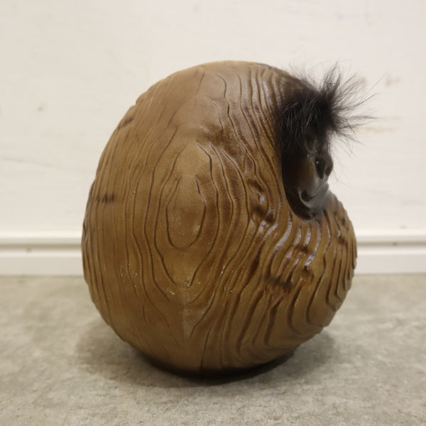 ふわふわ眉毛のだるまの貯金箱