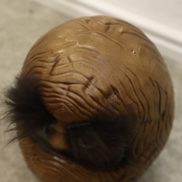 ふわふわ眉毛のだるまの貯金箱
