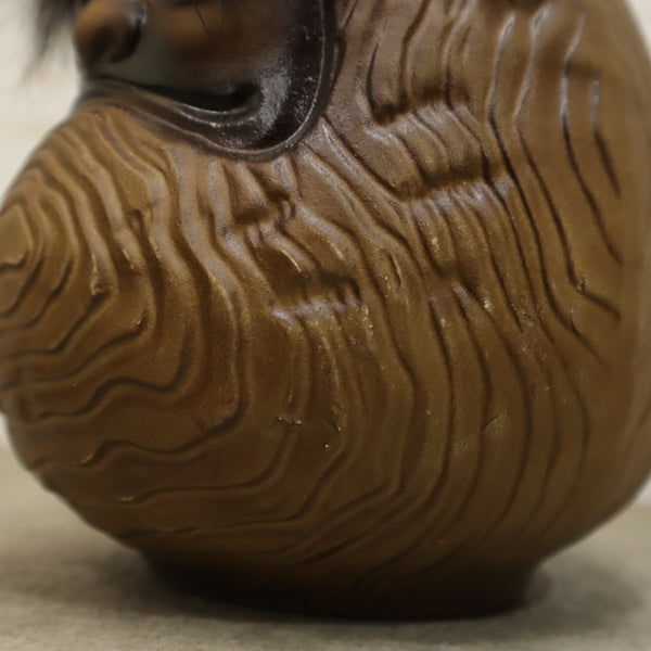 ふわふわ眉毛のだるまの貯金箱