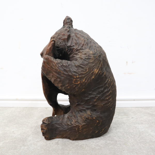 座っている珍しいタイプ！木彫りの熊