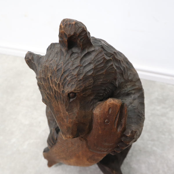 座っている珍しいタイプ！木彫りの熊