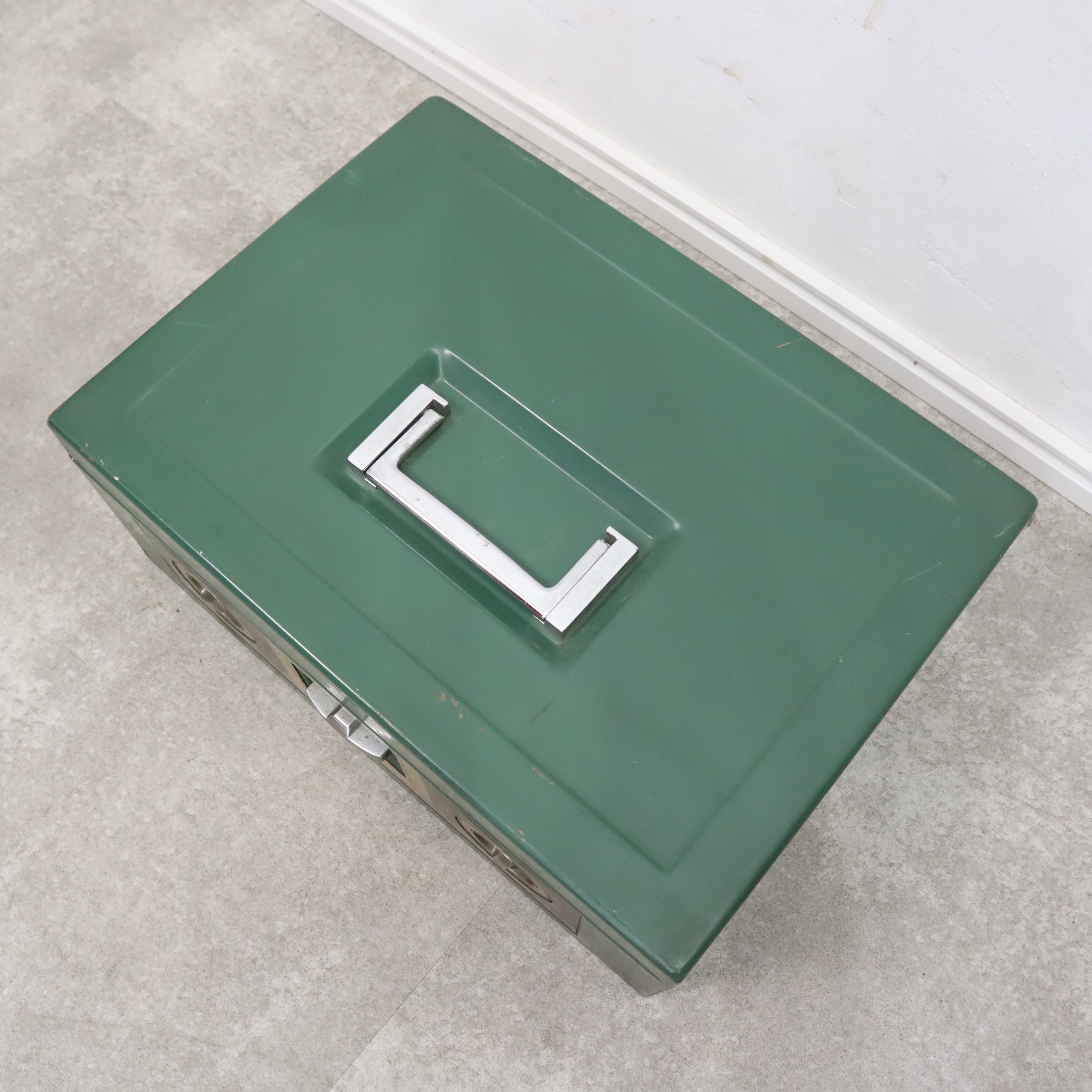 レトログリーンの手提げ金庫・キャッスボックス – バナルオンライン