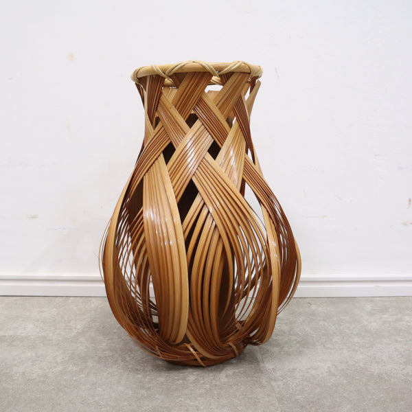 竹編みが美しい花瓶