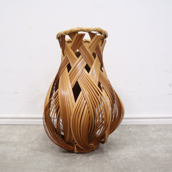 竹編みが美しい花瓶