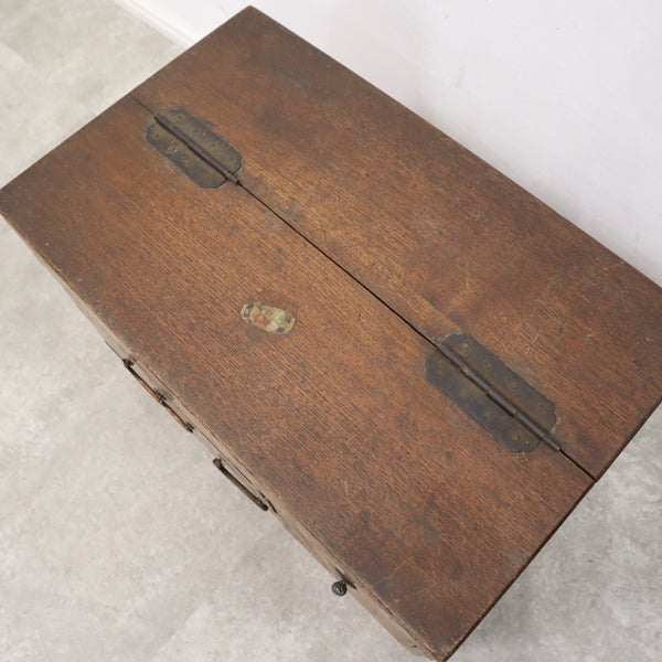 木目模様が特徴的な木製の裁縫箱