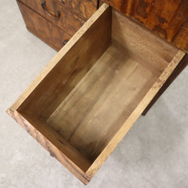 木目模様が特徴的な木製の裁縫箱