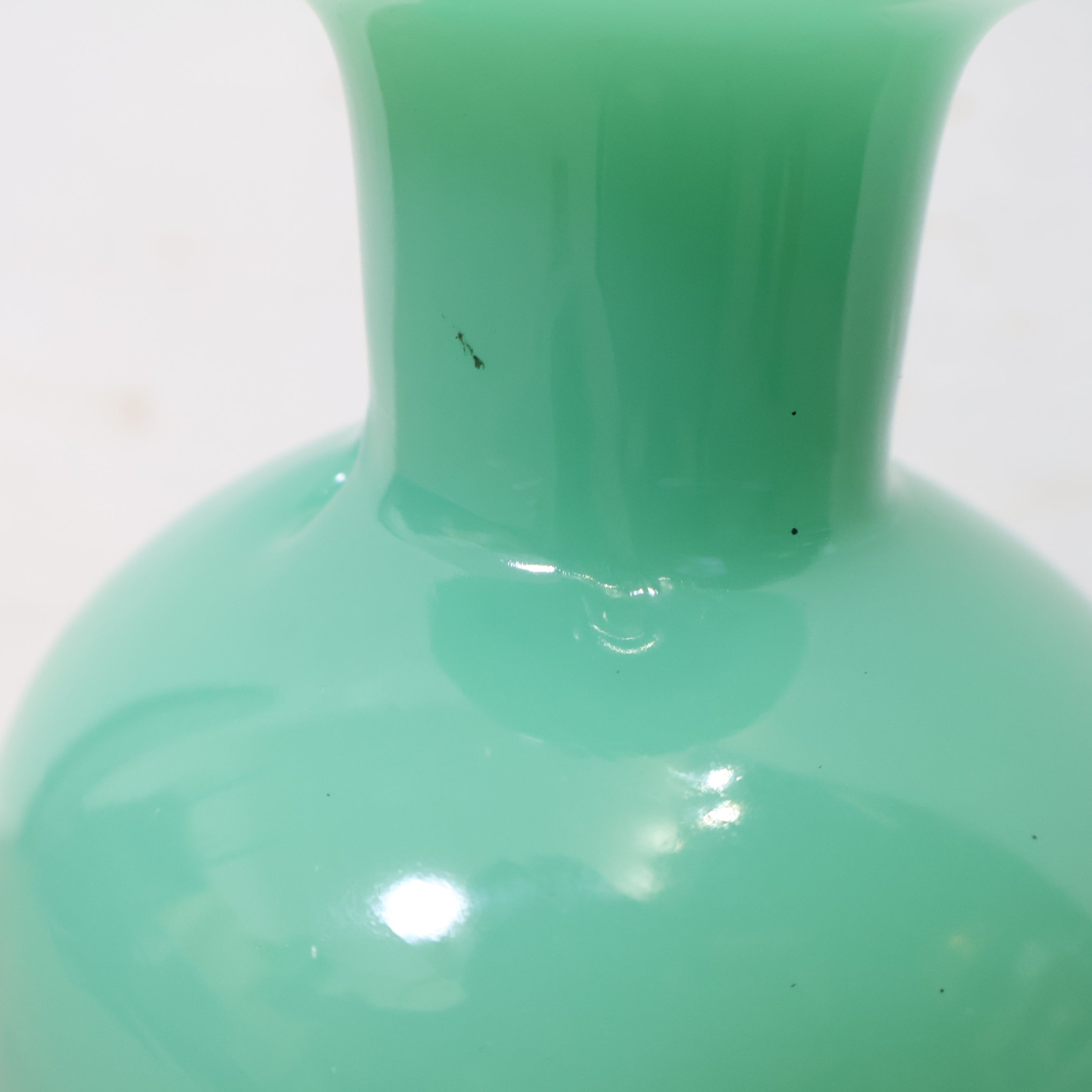 やさしいミントグリーンのガラス製フラワーベース・花瓶 – バナル