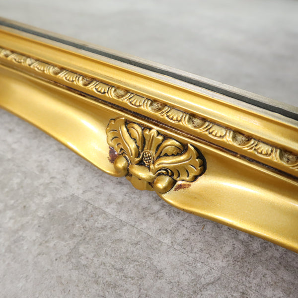 ゴールド装飾のアンティーク調ミラー