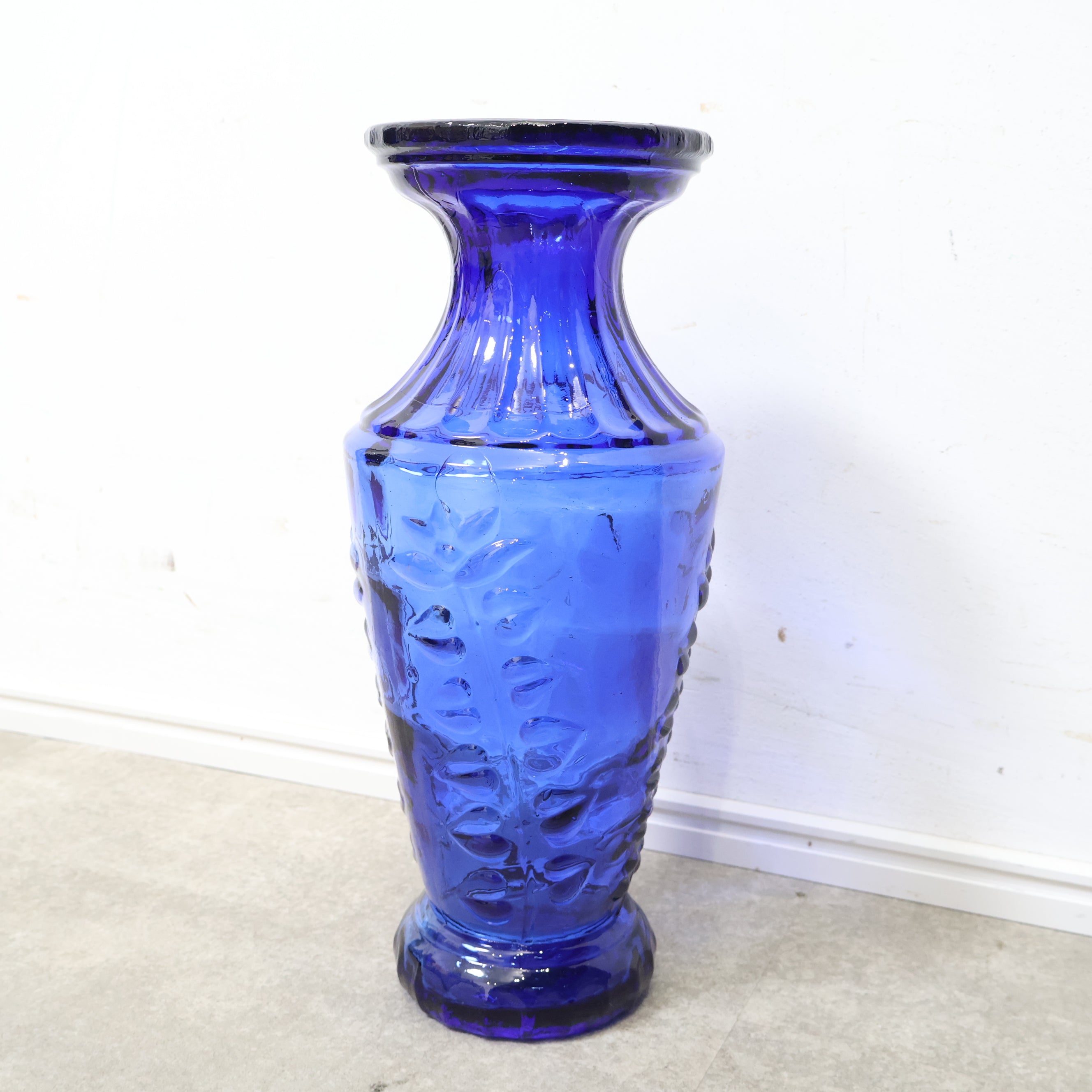 鮮やかなコバルトブルーのガラス製フラワーベース・花瓶 – バナル