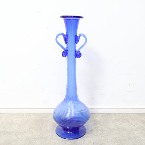 コバルトブルーが美しい吹きガラスのフラワーベース・花瓶