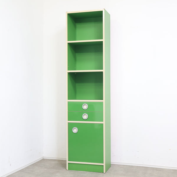 レトログリーンのスリムなハイシェルフ