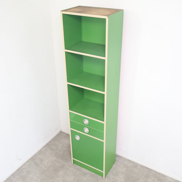 レトログリーンのスリムなハイシェルフ