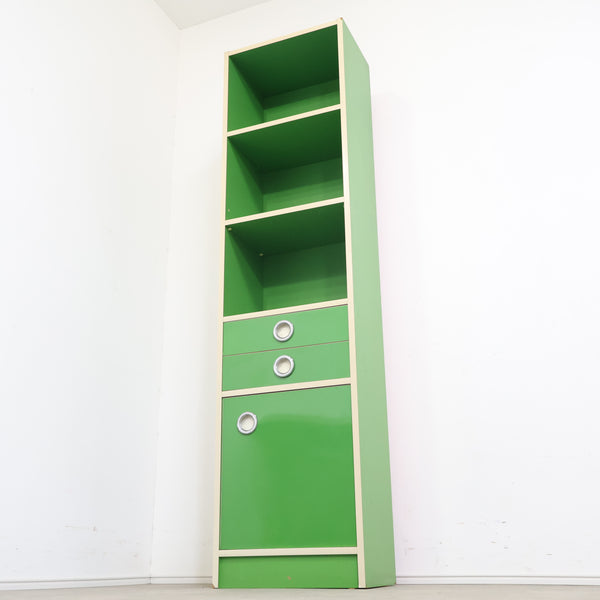レトログリーンのスリムなハイシェルフ