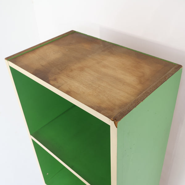 レトログリーンのスリムなハイシェルフ