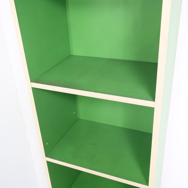 レトログリーンのスリムなハイシェルフ