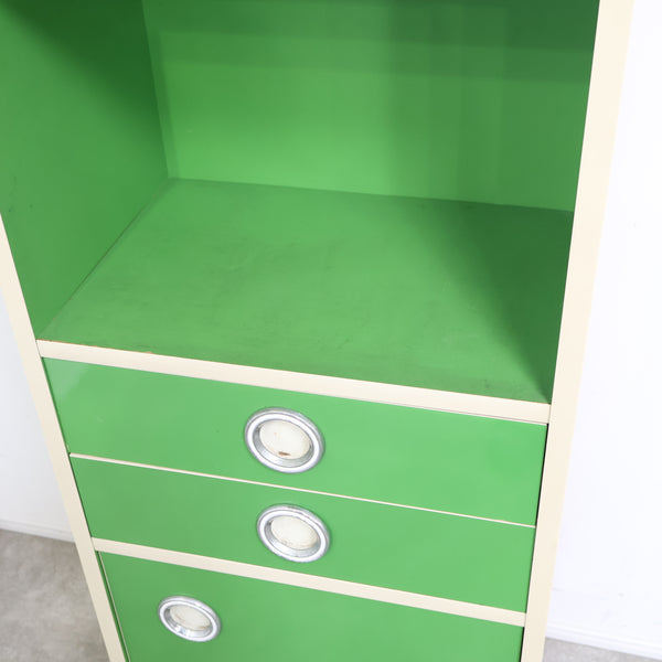 レトログリーンのスリムなハイシェルフ