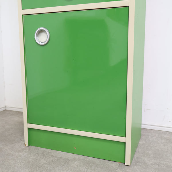 レトログリーンのスリムなハイシェルフ