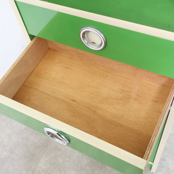 レトログリーンのスリムなハイシェルフ