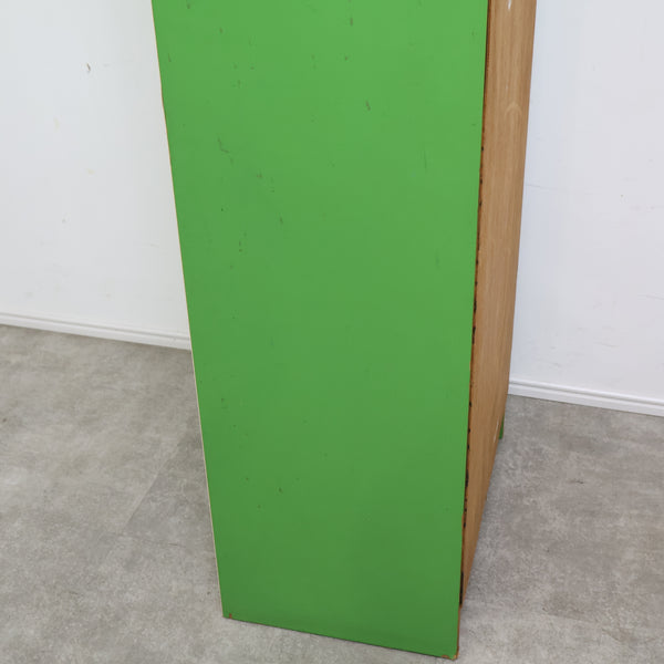 レトログリーンのスリムなハイシェルフ