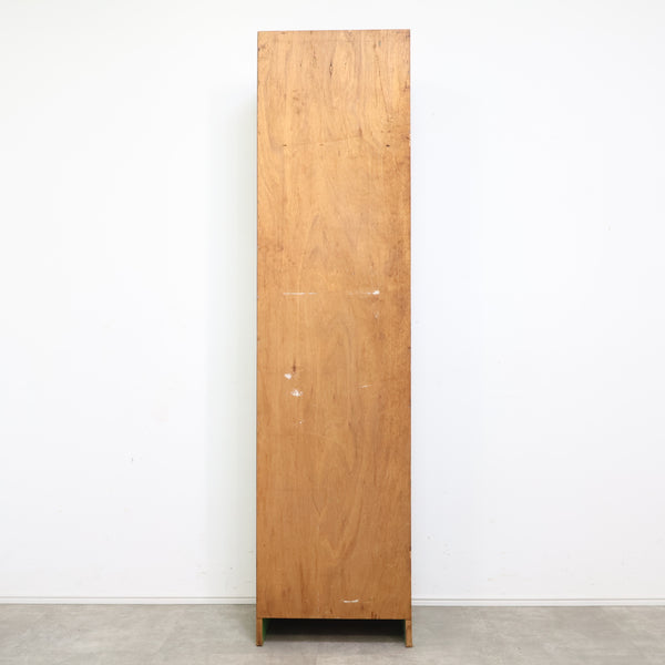 レトログリーンのスリムなハイシェルフ