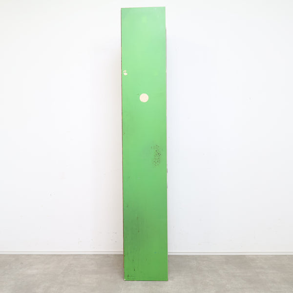 レトログリーンのスリムなハイシェルフ