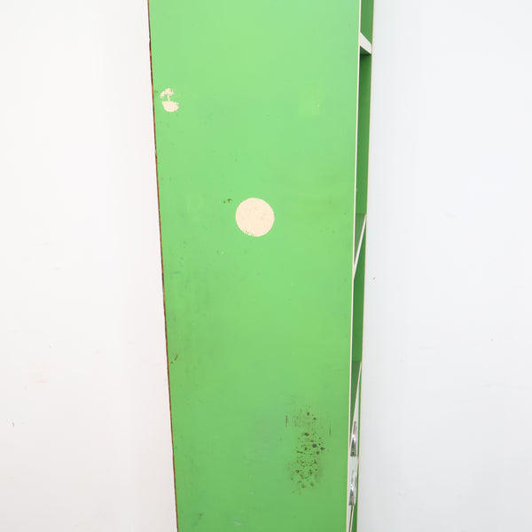 レトログリーンのスリムなハイシェルフ