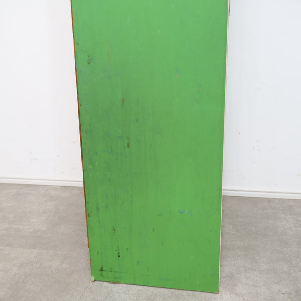 レトログリーンのスリムなハイシェルフ