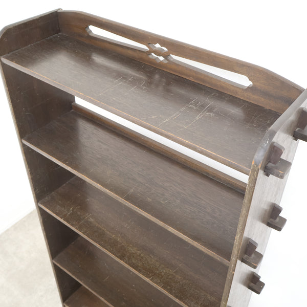 古い木製のくさび式オープンシェルフ・本棚