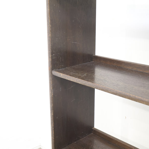 古い木製のくさび式オープンシェルフ・本棚