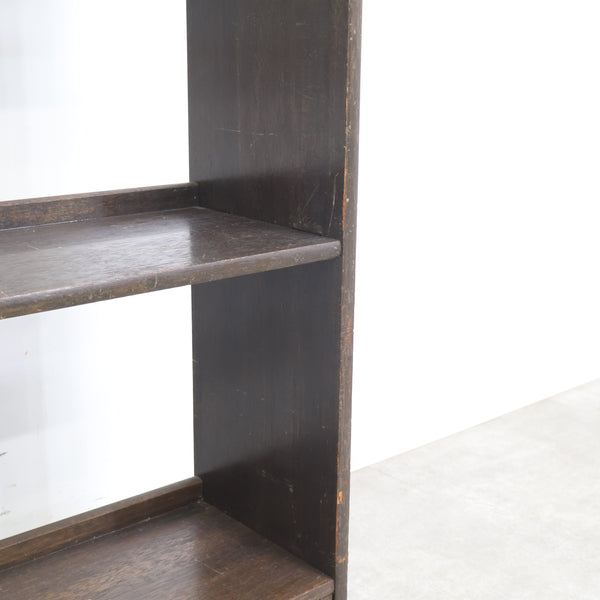 古い木製のくさび式オープンシェルフ・本棚