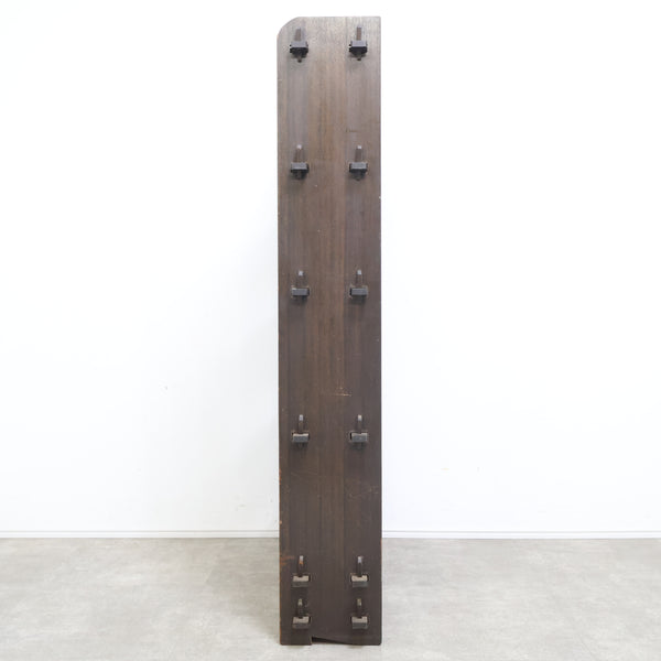 古い木製のくさび式オープンシェルフ・本棚