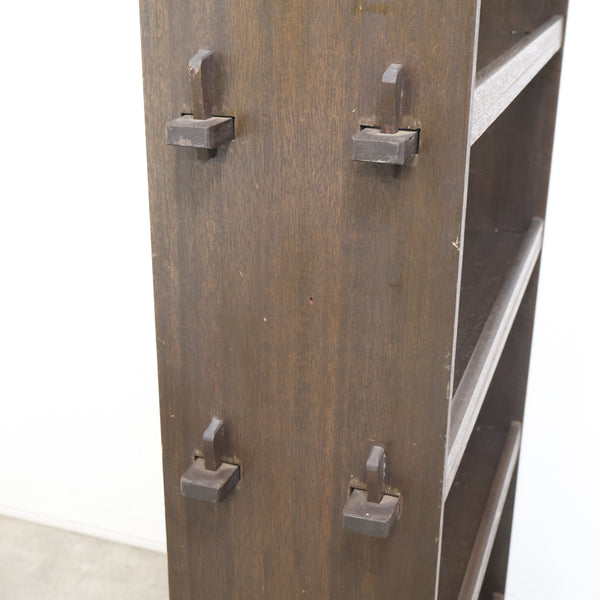 古い木製のくさび式オープンシェルフ・本棚