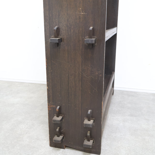 古い木製のくさび式オープンシェルフ・本棚