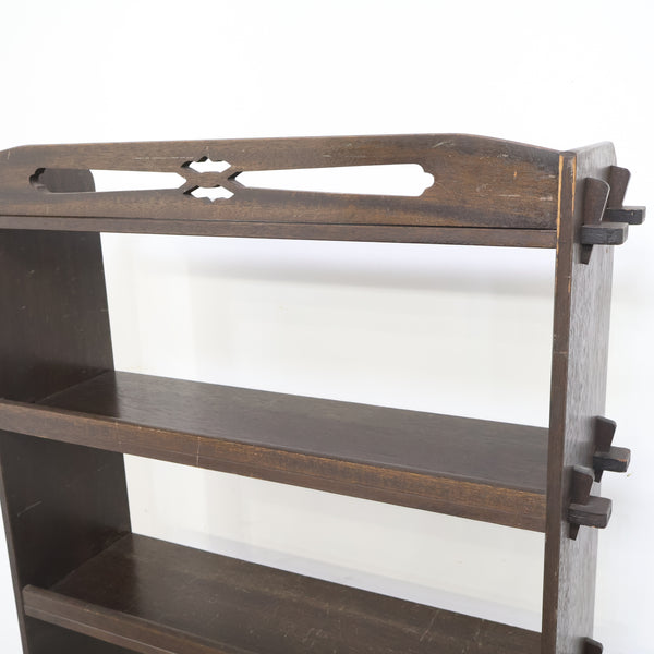 古い木製のくさび式オープンシェルフ・本棚