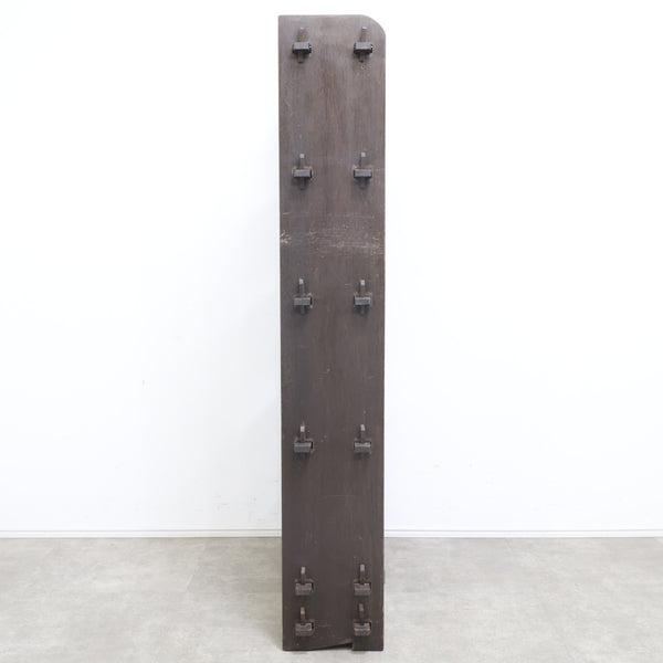 古い木製のくさび式オープンシェルフ・本棚