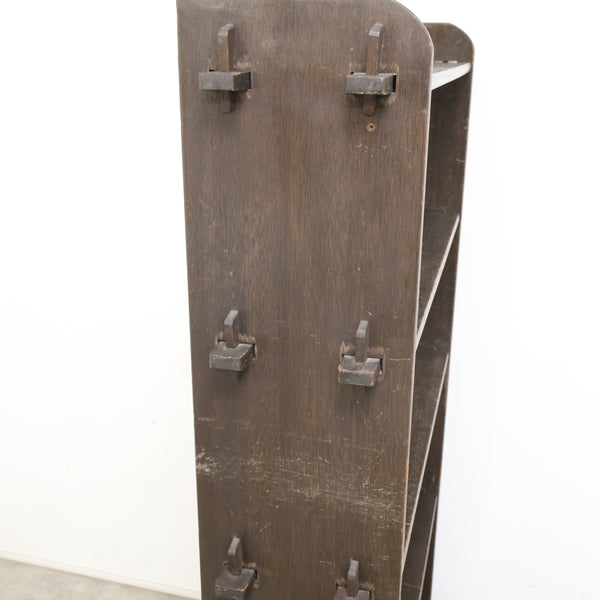 古い木製のくさび式オープンシェルフ・本棚