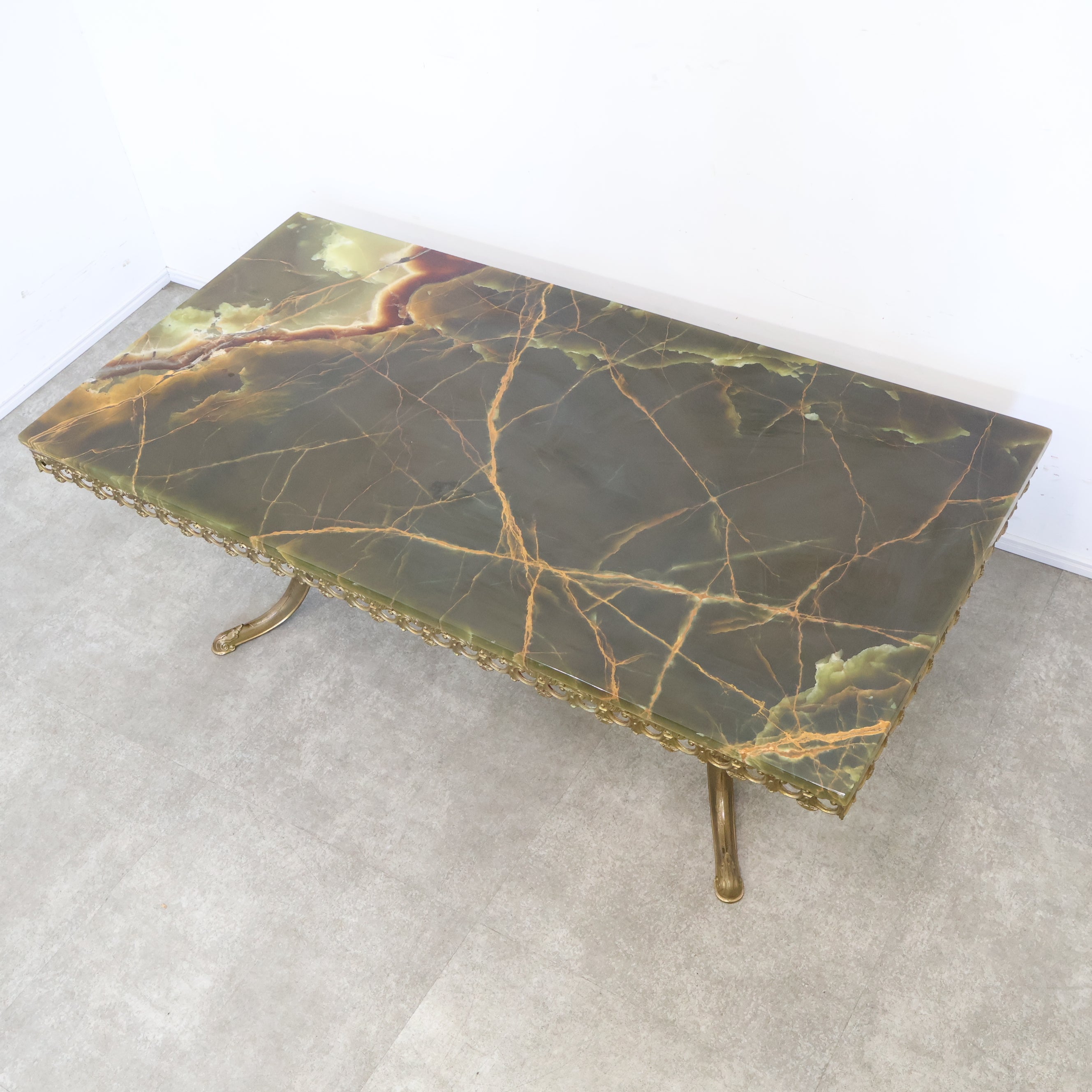 店舗受取限定】グリーンオニキス天板のセンターテーブル – バナル