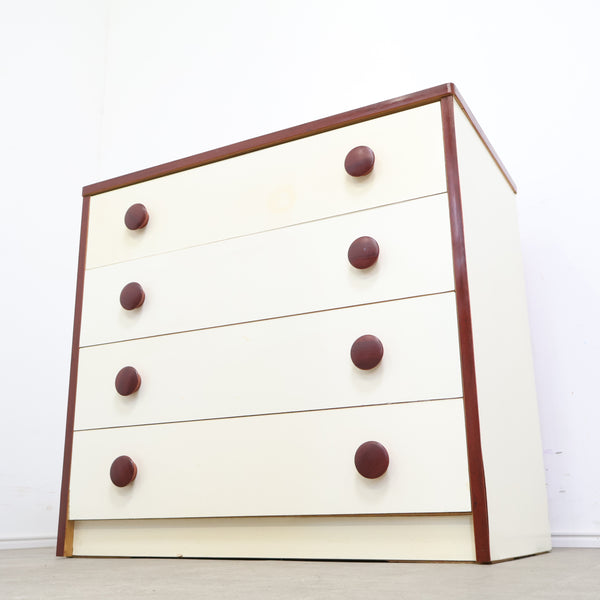 木目調がレトロなチェスト・洋タンス