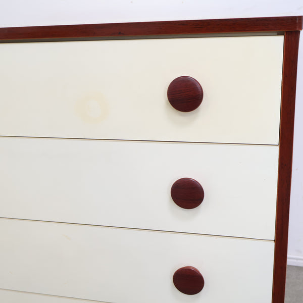 木目調がレトロなチェスト・洋タンス