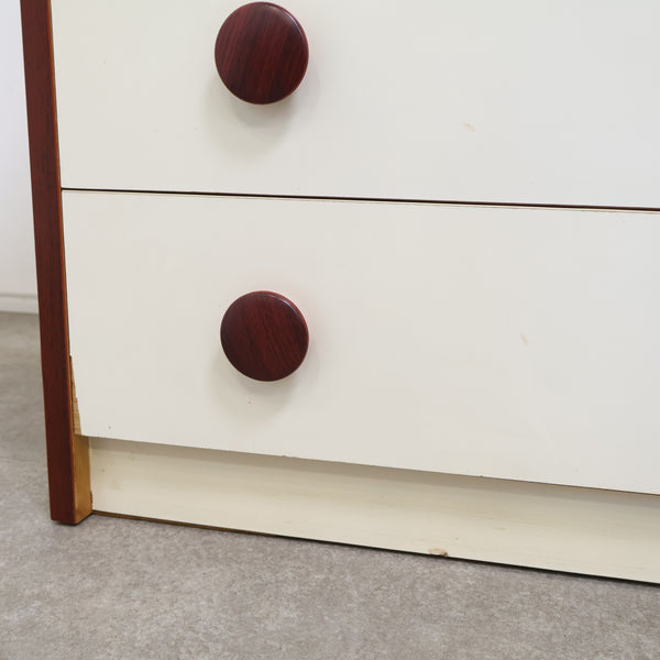 木目調がレトロなチェスト・洋タンス